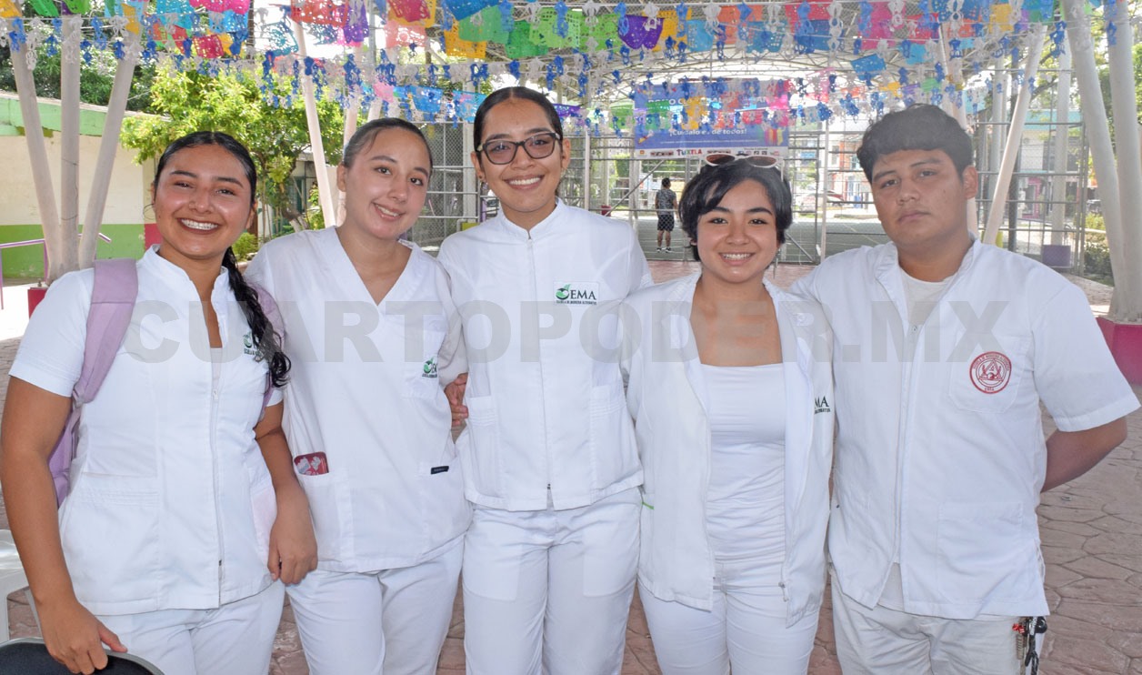 Jóvenes brindan salud