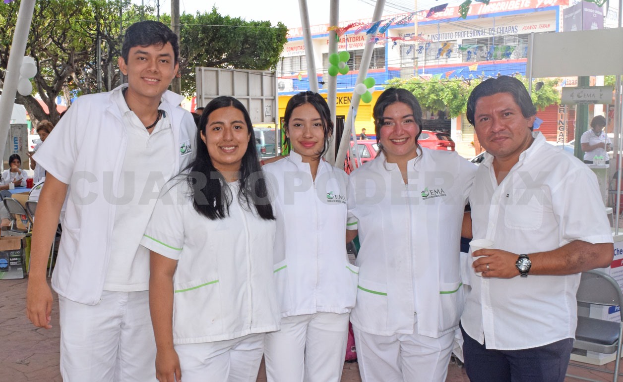 Jóvenes brindan salud