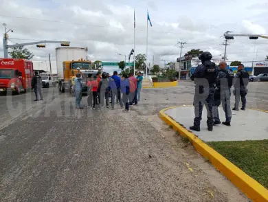 Resultan contusionados al estrellarse en tráiler