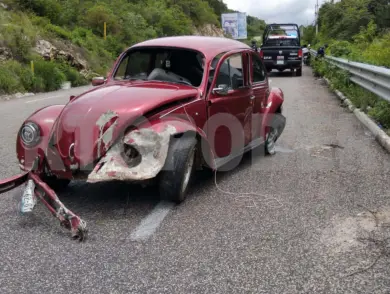 Un herido en volcadura de Vocho en carretera