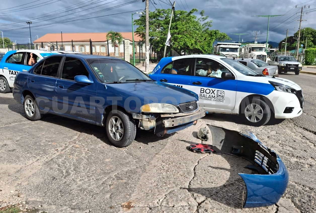 Trata de ganar el paso y causa un percance