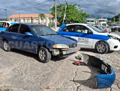 Trata de ganar el paso y causa un percance