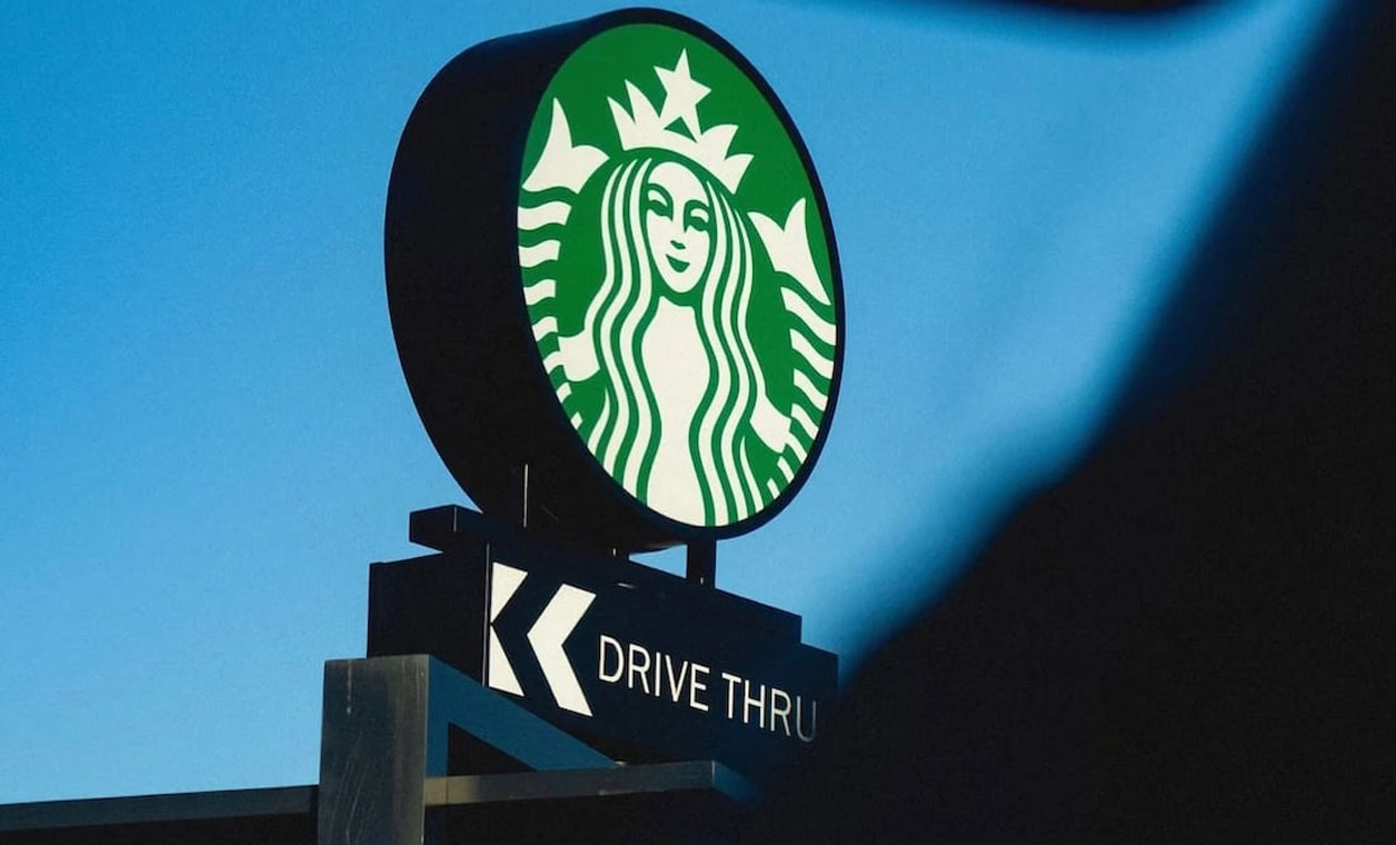 Starbucks desata polémica por broma