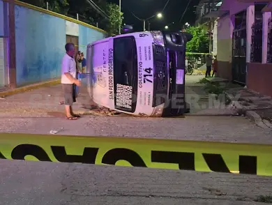 Colectivero atropella a dos peatones y vuelca