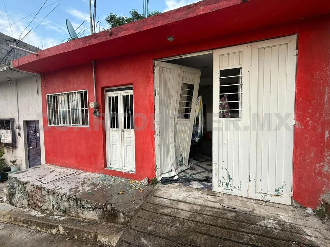 Colectivo se va en reversa y se estrella en casa