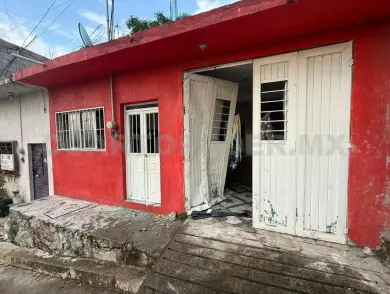 Colectivo se va en reversa y se estrella en casa