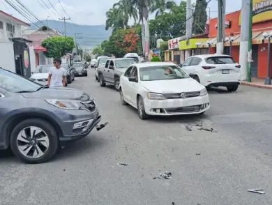 Causa corte de circulación en cruce de bulevar y calle