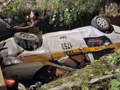 Abandonan auto volcado dentro de dren pluvial