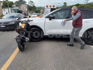 Motociclista se incrusta en camioneta en carretera