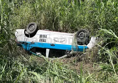 Taxista abandona unidad tras salir del camino