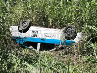 Taxista abandona unidad tras salir del camino