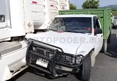 Estaquitas se incrusta en un camión de volteo