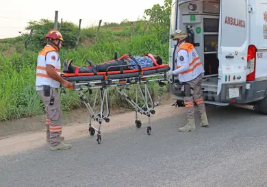Motociclista sale de la carretera y acaba fracturado