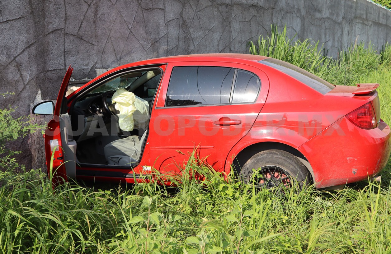 Automóvil se estampa en barda perimetral