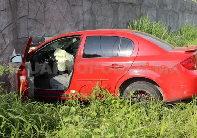Automóvil se estampa en barda perimetral