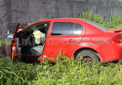 Automóvil se estampa en barda perimetral