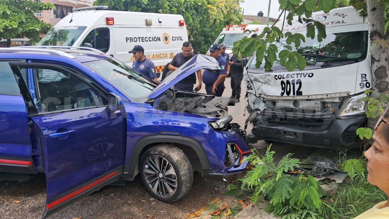 Aparatoso accidente de tránsito deja 10 lesionados