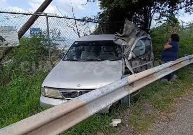 Se salva de milagro tras estamparse en barra de contención