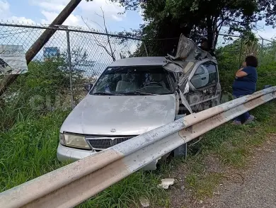 Se salva de milagro tras estamparse en barra de contención