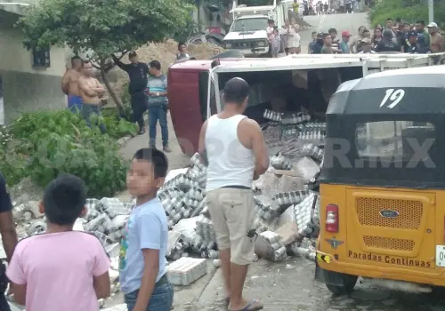 Se estrella camioneta cargada con cervezas