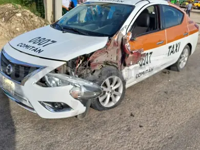 Choque frontal de pick up y taxi