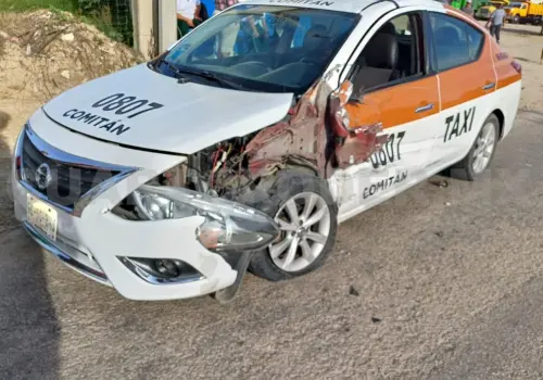 Choque frontal de pick up y taxi