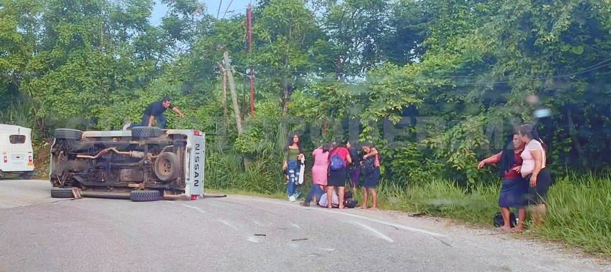 Transporte ejidal se accidenta en paraje