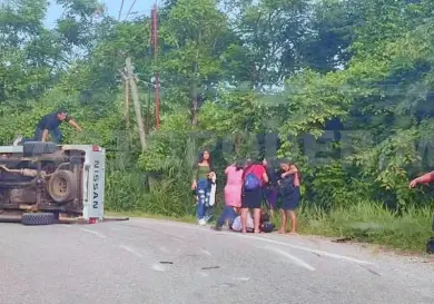 Transporte ejidal se accidenta en paraje