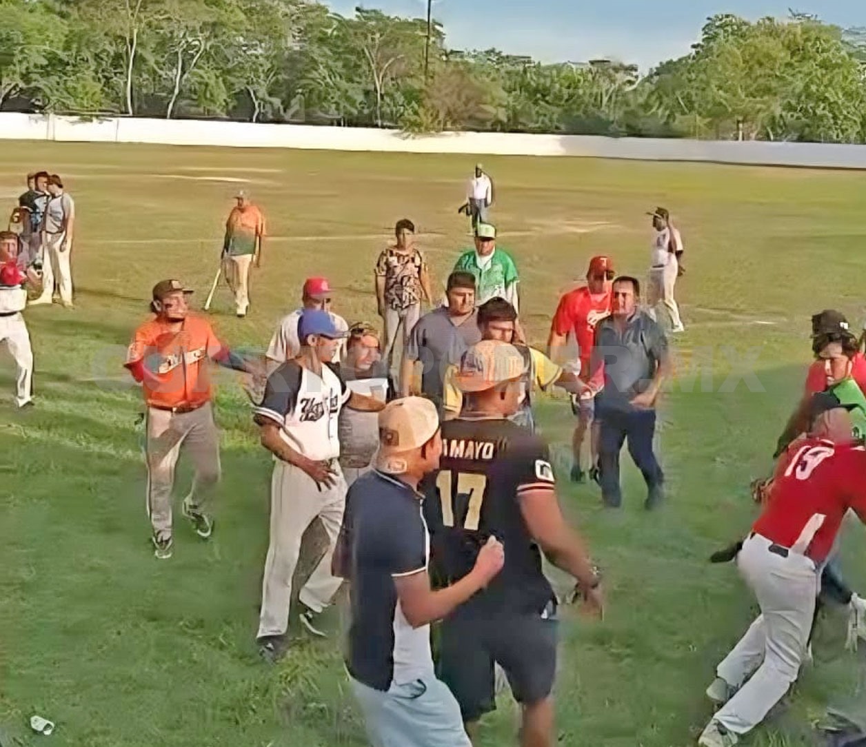 Zafarrancho en partido de beisbol municipal