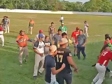 Zafarrancho en partido de beisbol municipal