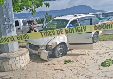 Pierde la vida al colisionar contra un árbol