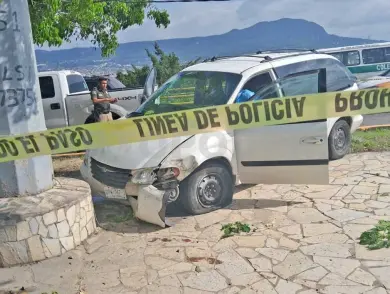 Pierde la vida al colisionar contra un árbol