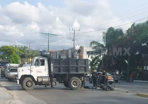 Choca por alcance a un camión de volteo