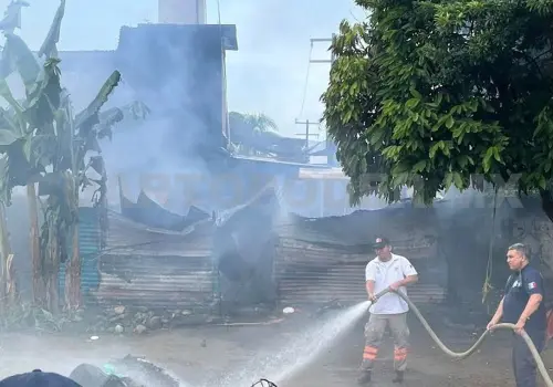 Pelea con su pareja y queman la vivienda