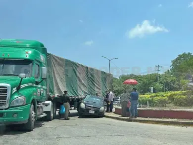 Casi le pasa encima tráiler a compacto