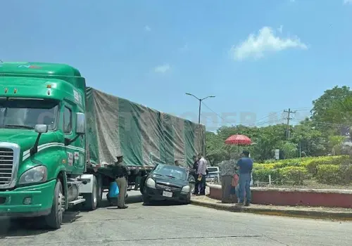 Casi le pasa encima tráiler a compacto