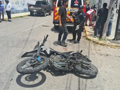 Motociclista se pasa la preferencia y se estrella