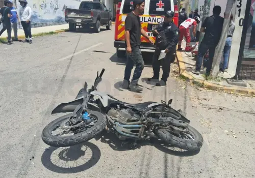 Motociclista se pasa la preferencia y se estrella
