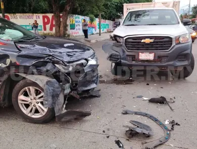 Fuerte accidente solo deja daños materiales