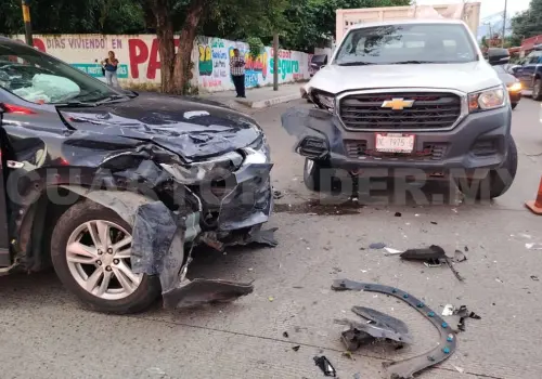 Fuerte accidente solo deja daños materiales