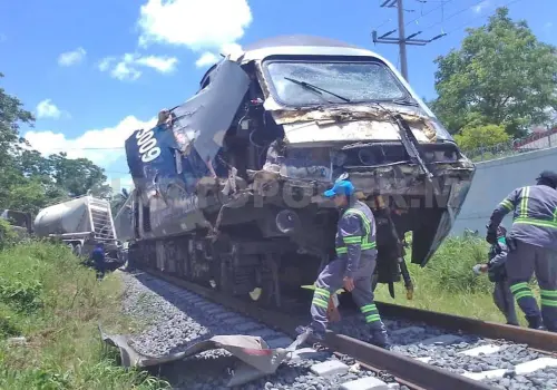 Embiste tren Interoceánico a un tráiler cementero