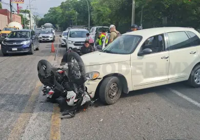 Le cortan el paso a motorista y lo lesionan