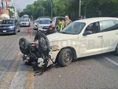 Le cortan el paso a motorista y lo lesionan