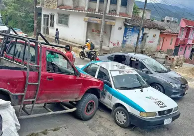 Se va sin control en pendiente y estrella en taxi