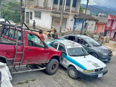 Se va sin control en pendiente y estrella en taxi