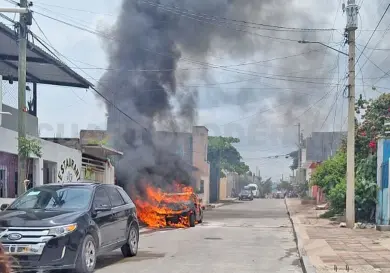 Presunto cortocircuito causa incendio de auto