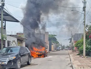 Presunto cortocircuito causa incendio de auto
