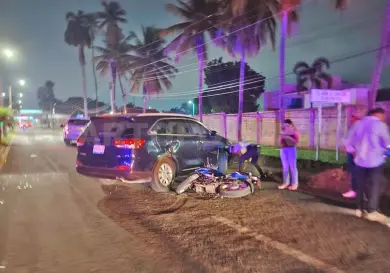 Choque entre camioneta y moto solo deja daños