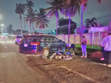 Choque entre camioneta y moto solo deja daños