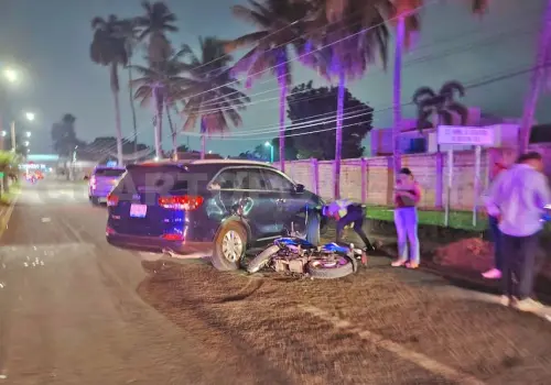 Choque entre camioneta y moto solo deja daños